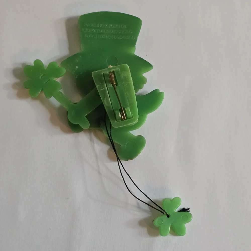 Vintage Leprechaun brooch 1978 Creative Creations Waving St Patrick’s Day - Picture 7 of 11